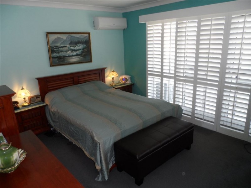 4 Orvieto Ave, Mermaid Waters QLD 4218