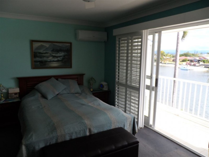 4 Orvieto Ave, Mermaid Waters QLD 4218