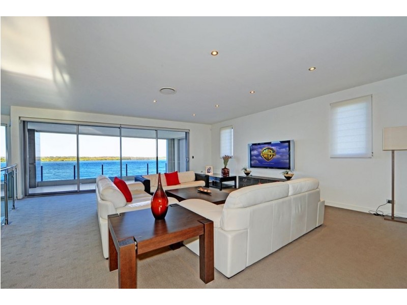13 Parklane Terrace, Sovereign Islands QLD 4216