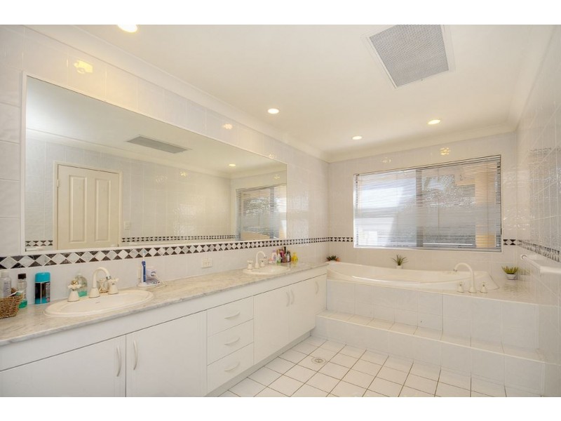 125 Santa Cruz Boulevard, Clear Island Waters QLD 4226