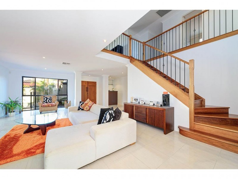 11 Summerland Key, Broadbeach Waters QLD 4218