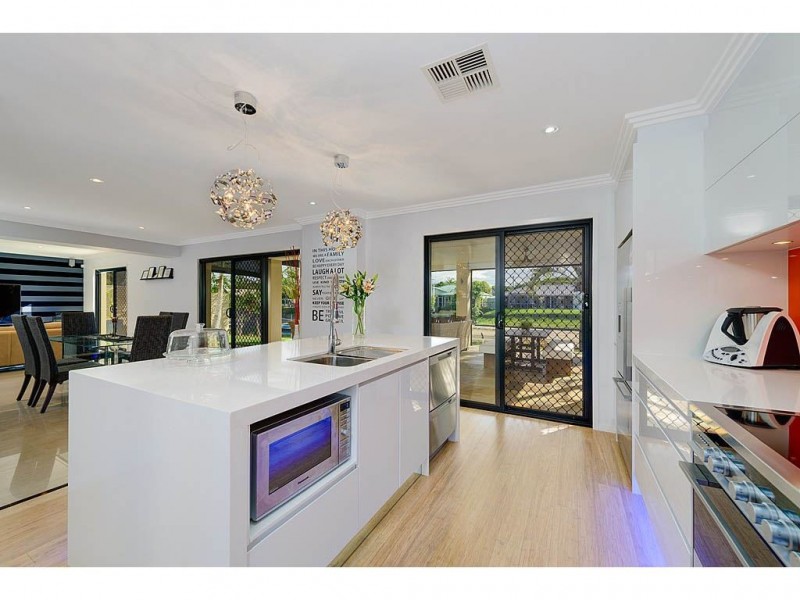11 Summerland Key, Broadbeach Waters QLD 4218