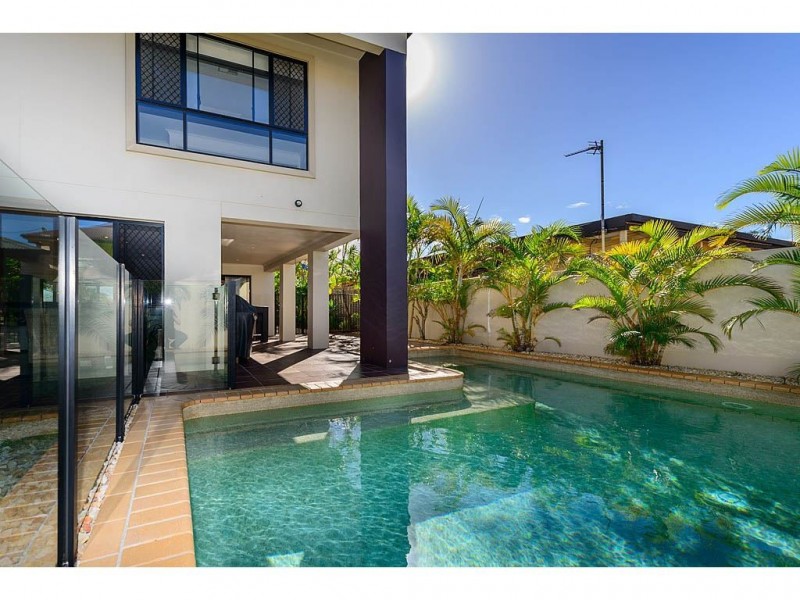 11 Summerland Key, Broadbeach Waters QLD 4218