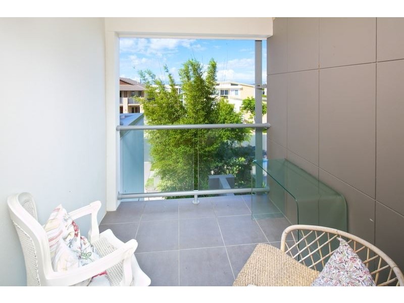 2/64 Compass Drive, Biggera Waters QLD 4216