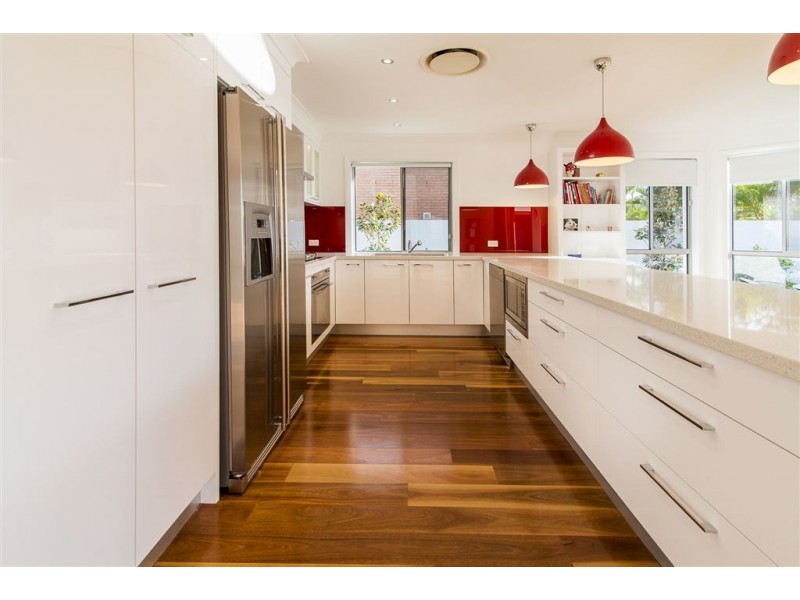 16 Arbuthnot Parade, Benowa Waters QLD 4217