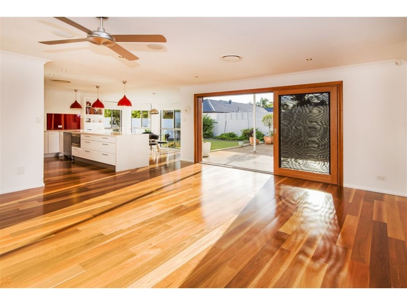 16 Arbuthnot Parade, Benowa Waters QLD 4217