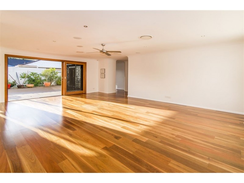 16 Arbuthnot Parade, Benowa Waters QLD 4217