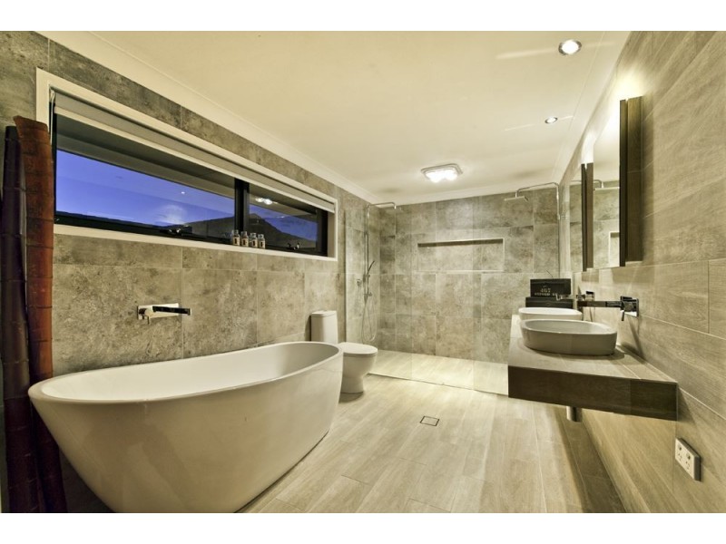 31 Lakefield Crescent, Paradise Point QLD 4216