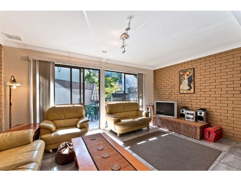 2/11 Orvieto Avenue, Mermaid Waters QLD 4218