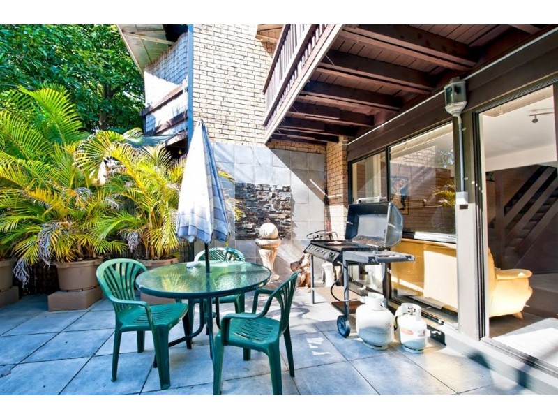 2/11 Orvieto Avenue, Mermaid Waters QLD 4218