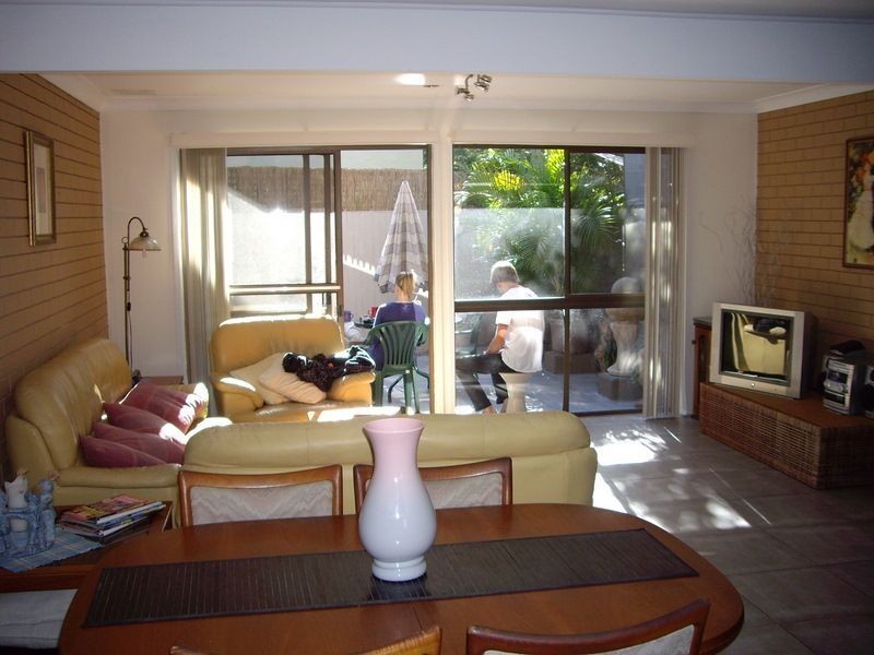 2/11 Orvieto Avenue, Mermaid Waters QLD 4218