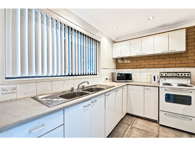 2/11 Orvieto Avenue, Mermaid Waters QLD 4218