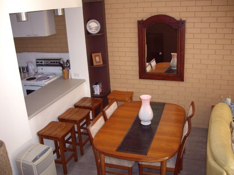 2/11 Orvieto Avenue, Mermaid Waters QLD 4218
