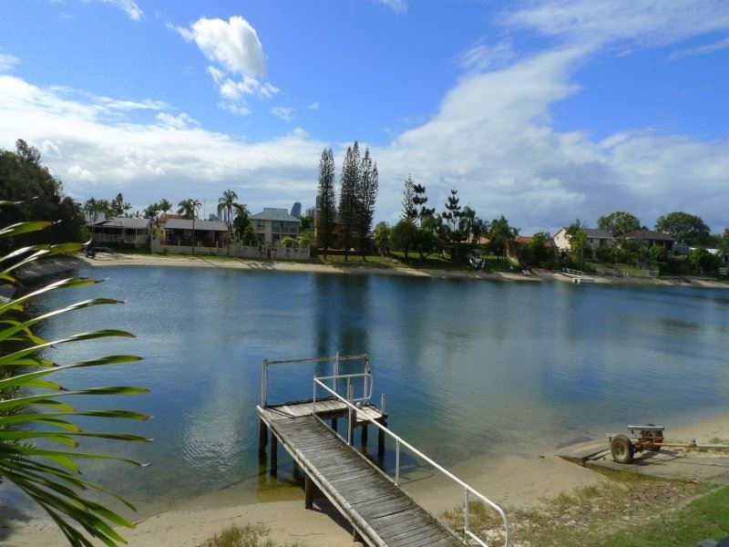 4 Weatherly Avenue, Mermaid Waters QLD 4218