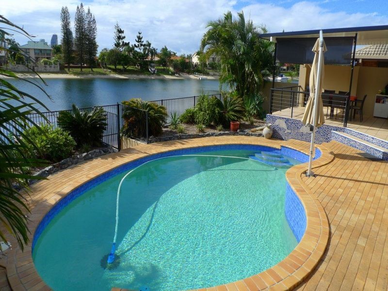 4 Weatherly Avenue, Mermaid Waters QLD 4218