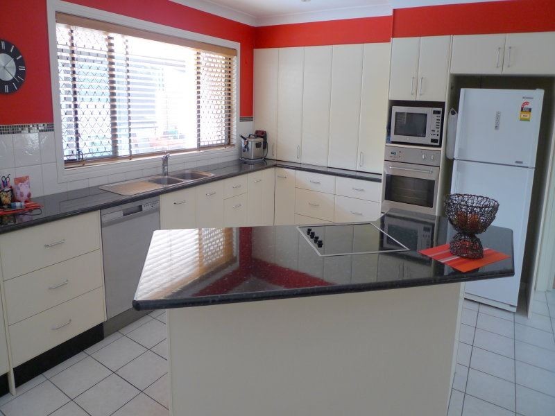4 Weatherly Avenue, Mermaid Waters QLD 4218