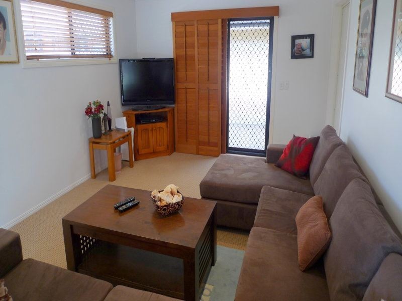 4 Weatherly Avenue, Mermaid Waters QLD 4218