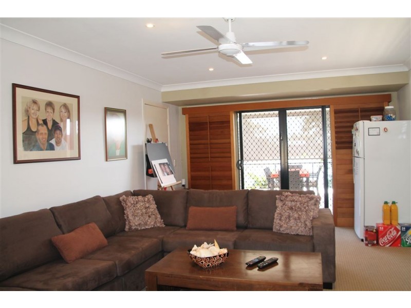 4 Weatherly Avenue, Mermaid Waters QLD 4218