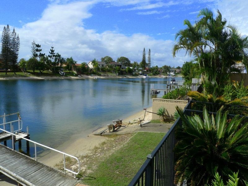 4 Weatherly Avenue, Mermaid Waters QLD 4218