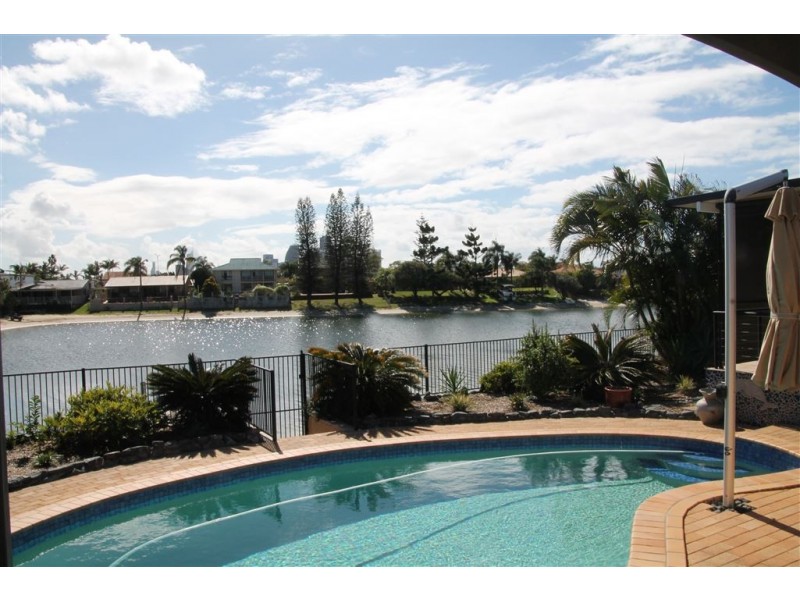 4 Weatherly Avenue, Mermaid Waters QLD 4218