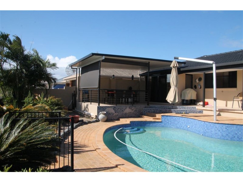 4 Weatherly Avenue, Mermaid Waters QLD 4218