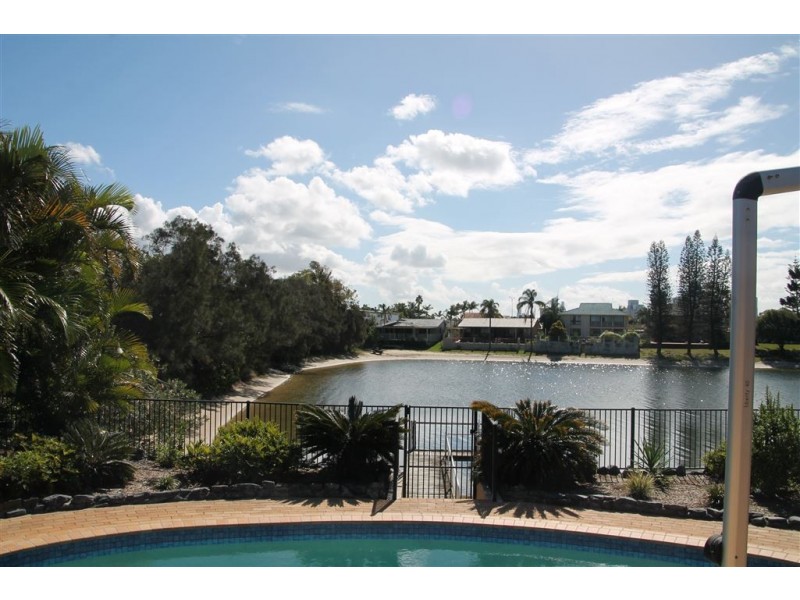 4 Weatherly Avenue, Mermaid Waters QLD 4218