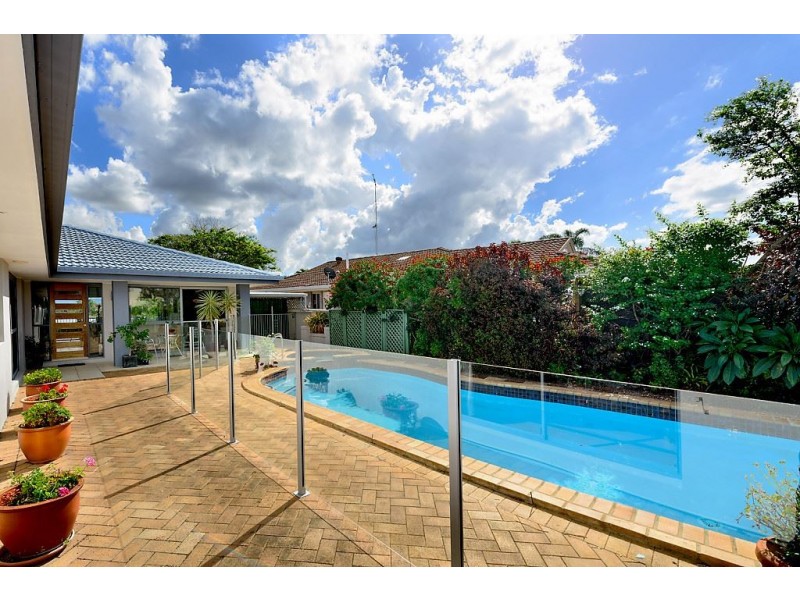 4 Peter Blondell Drive, Mermaid Waters QLD 4218