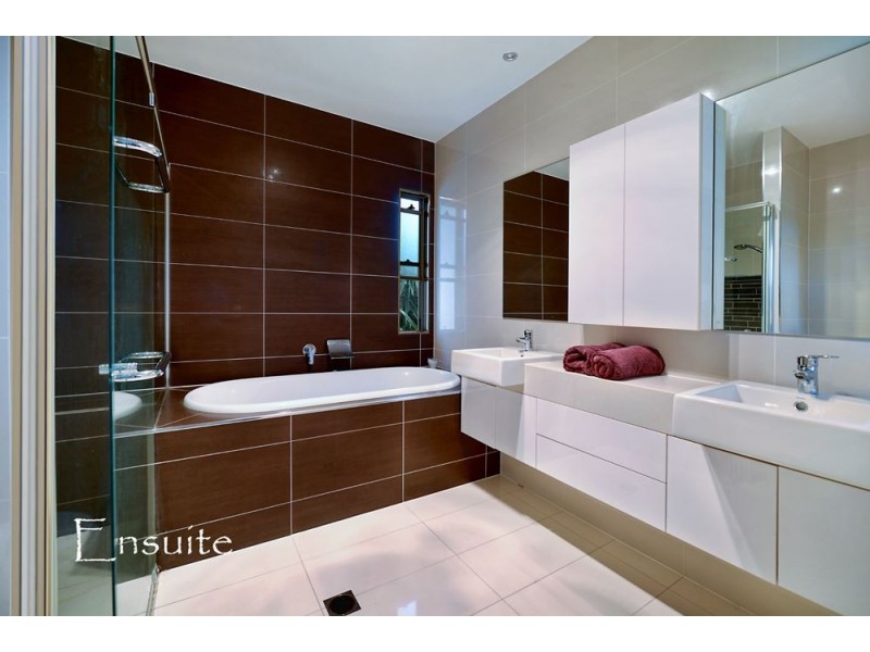 21 Galley Road, Hope Island QLD 4212