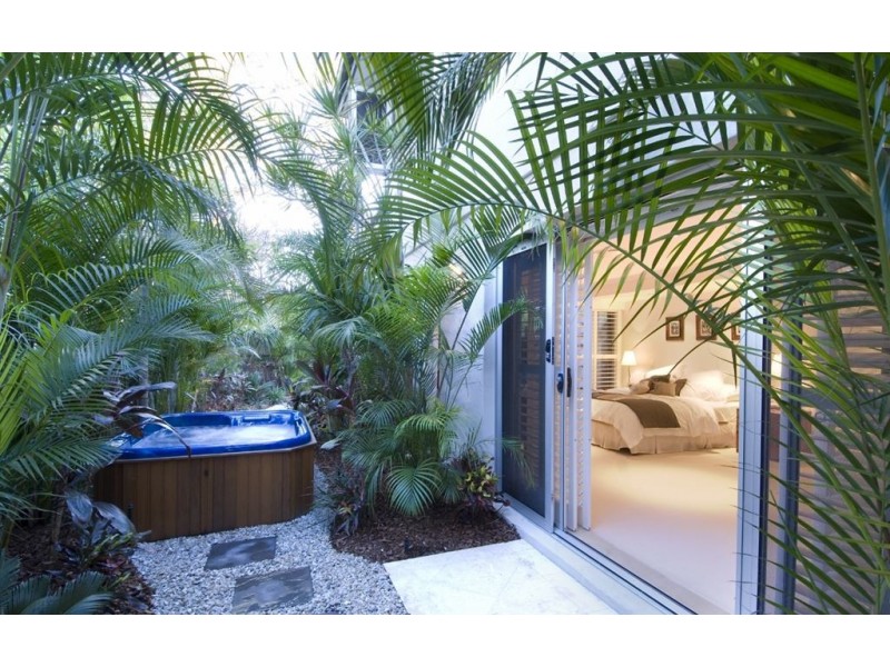 16 Ventura Road, Mermaid Beach QLD 4218