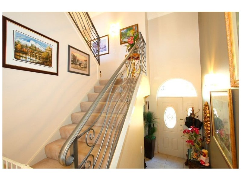 1/125 Santa Cruz Blvd, Clear Island Waters QLD 4226