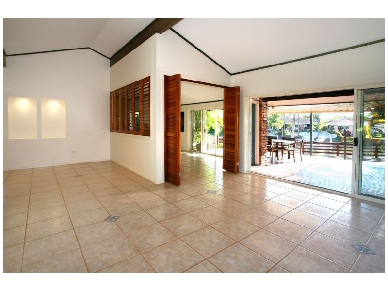 6 Cedar Place, Broadbeach Waters QLD 4218