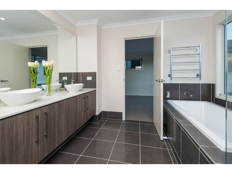 62 Harbour Rise, Hope Island QLD 4212