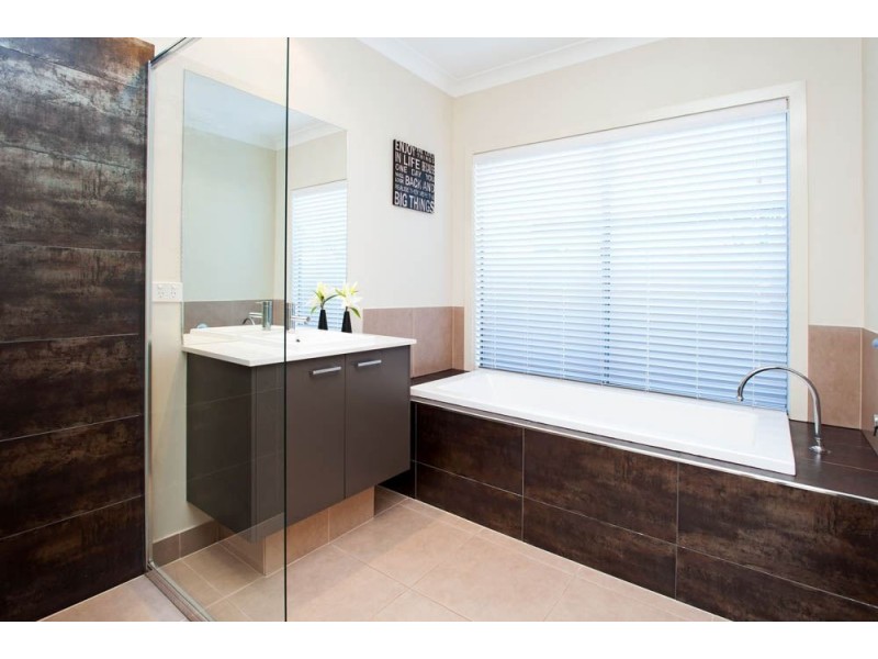 23 Galley Road, Hope Island QLD 4212