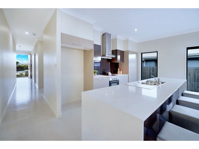 38 Azure Way, Hope Island QLD 4212