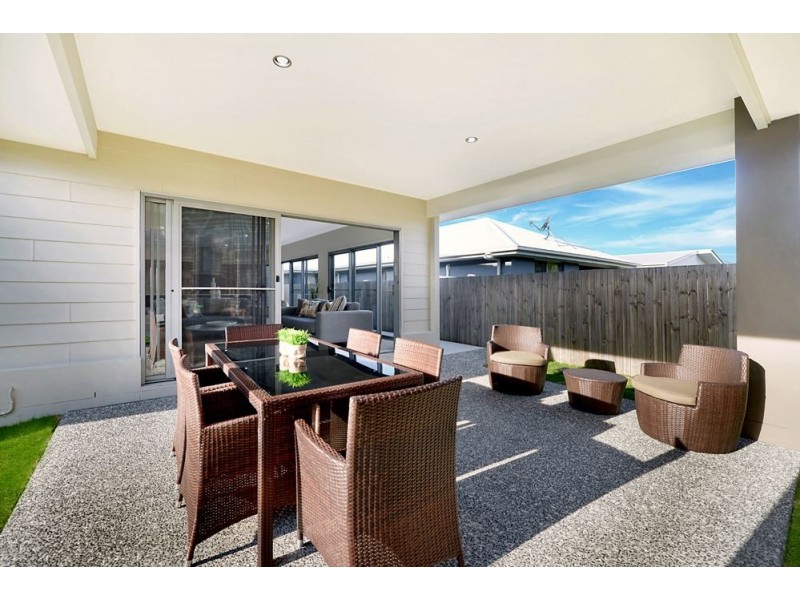 38 Azure Way, Hope Island QLD 4212