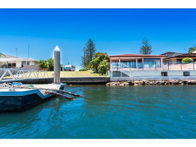 126 Amalfi Drive, Isle Of Capri QLD 4217