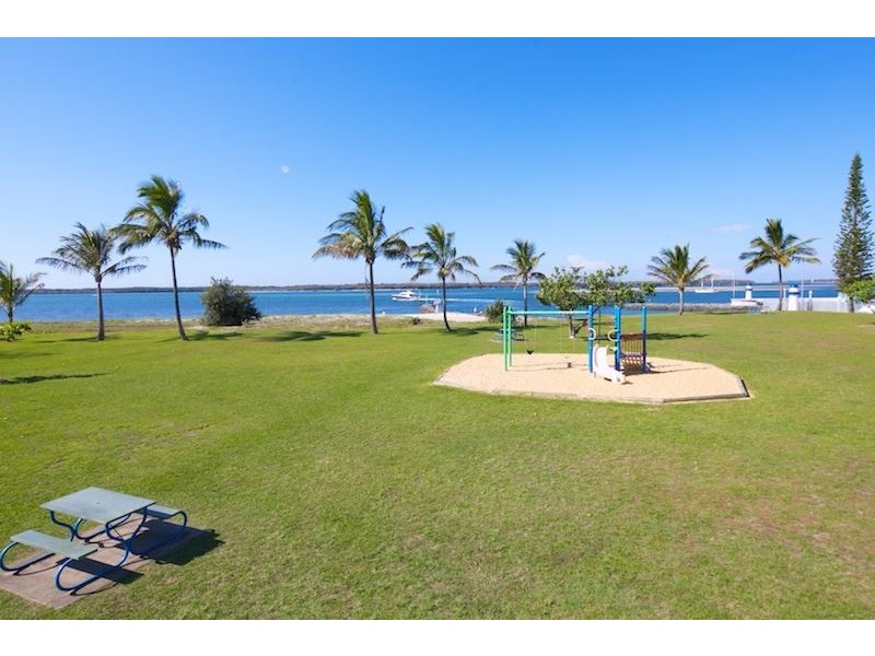 2/10 Oatland Esplanade, Runaway Bay QLD 4216