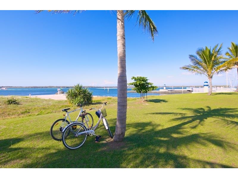 2/10 Oatland Esplanade, Runaway Bay QLD 4216