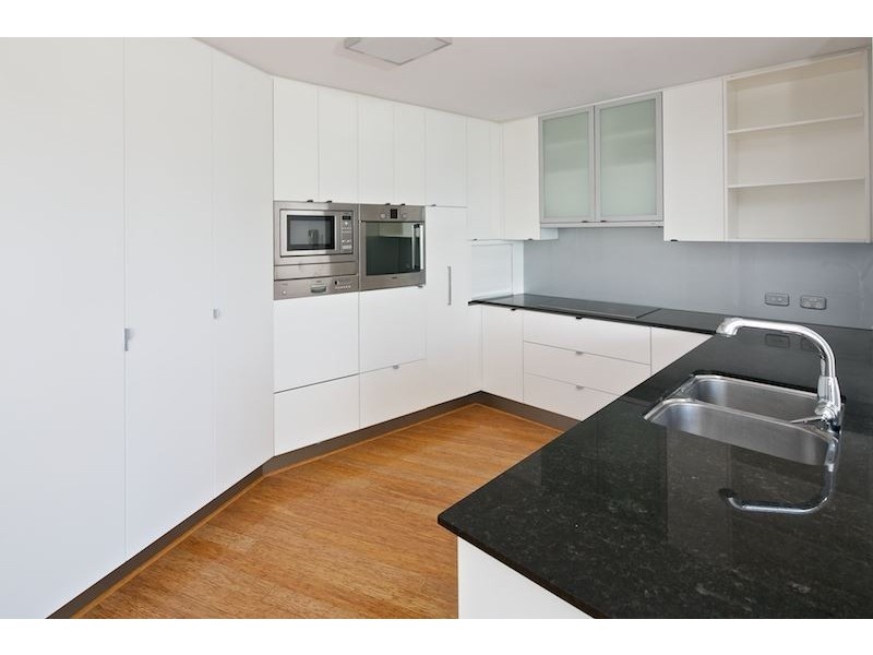 2/10 Oatland Esplanade, Runaway Bay QLD 4216