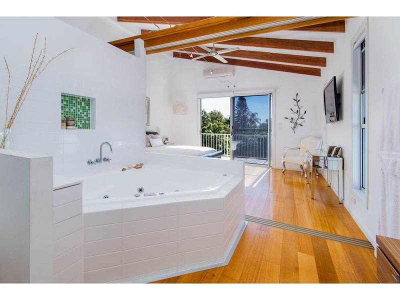 2/17 Errol Avenue, Paradise Point QLD 4216