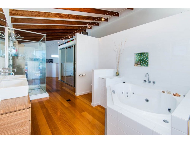 2/17 Errol Avenue, Paradise Point QLD 4216