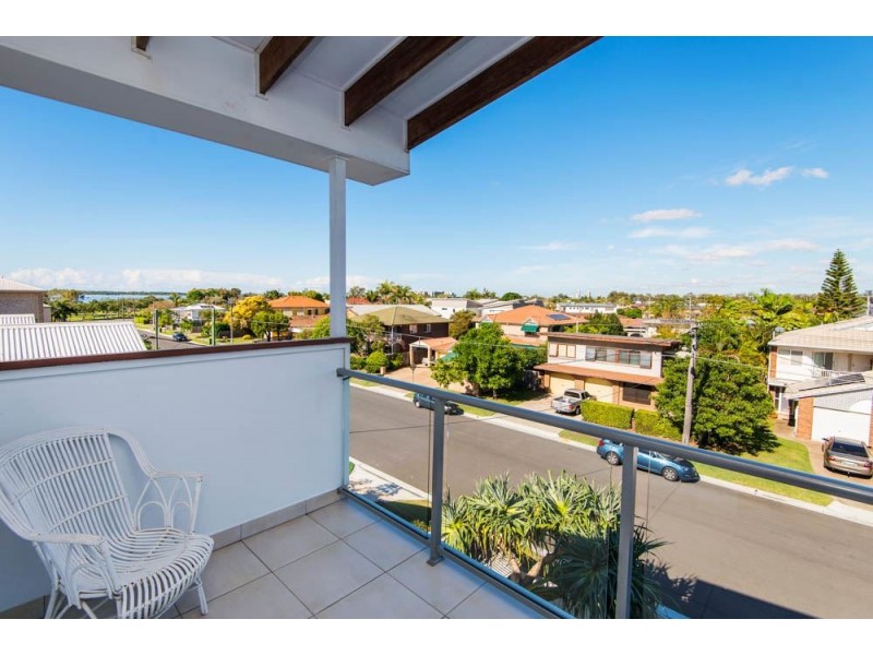 2/17 Errol Avenue, Paradise Point QLD 4216