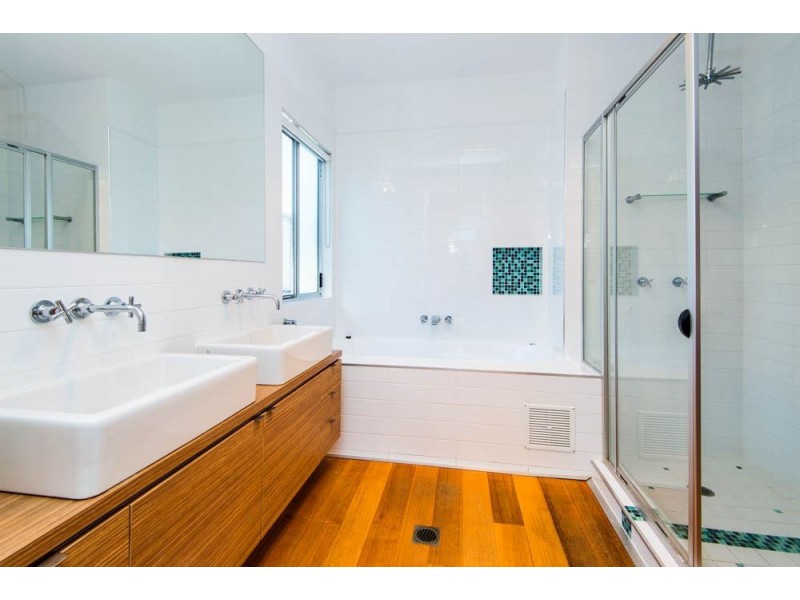 2/17 Errol Avenue, Paradise Point QLD 4216