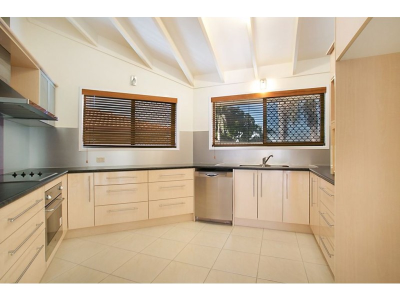 8 Fremar Street, Broadbeach Waters QLD 4218