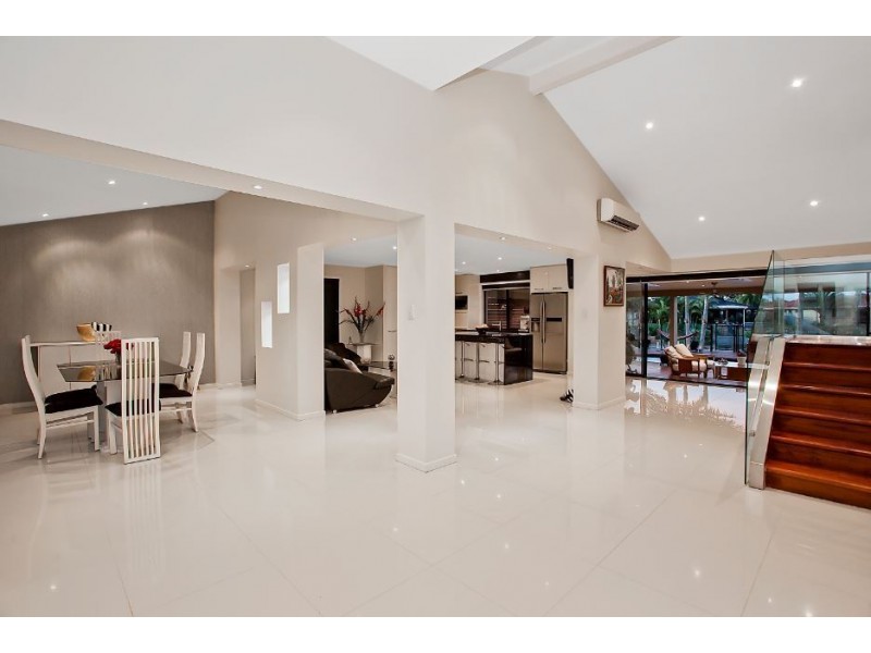 75 Hooker Blvd, Broadbeach Waters QLD 4218