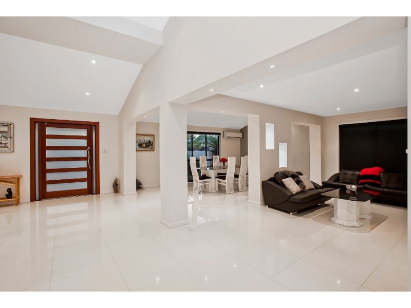 75 Hooker Blvd, Broadbeach Waters QLD 4218