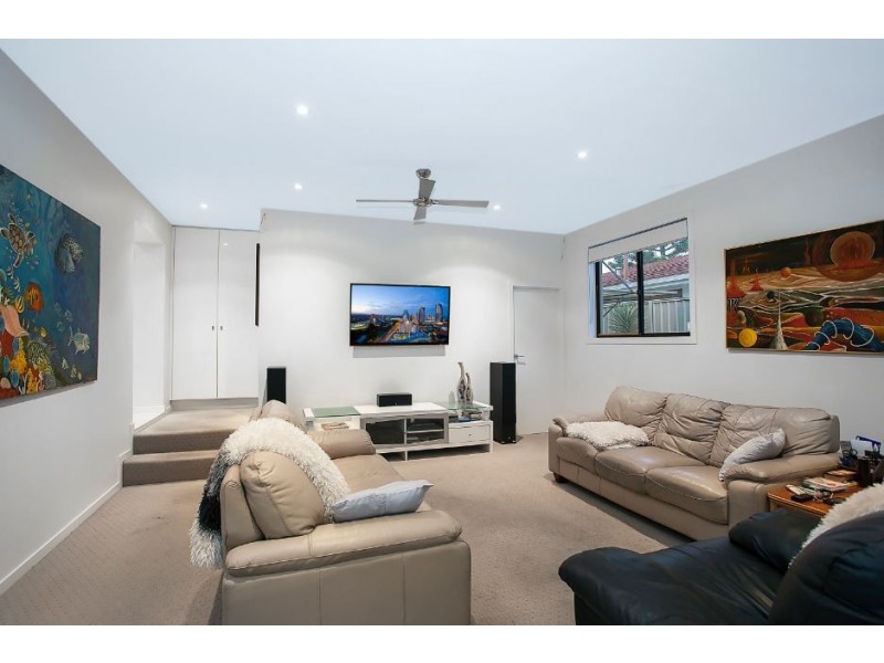 75 Hooker Blvd, Broadbeach Waters QLD 4218