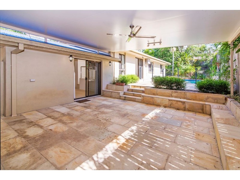 6 Evans Drive, Benowa QLD 4217