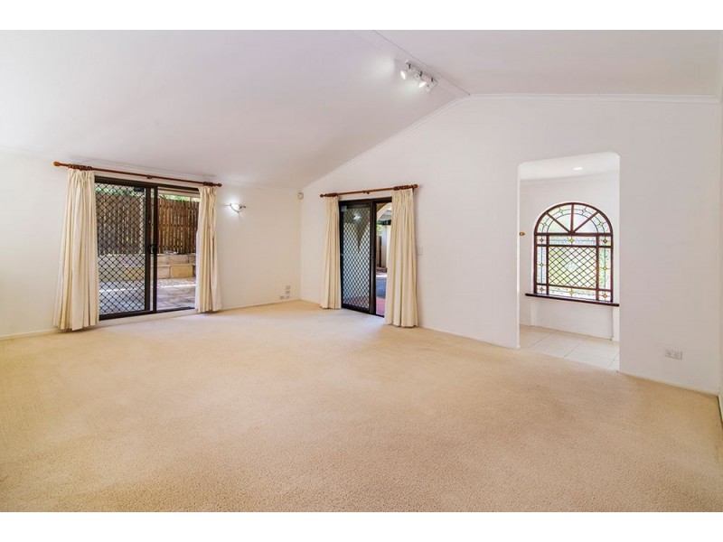 6 Evans Drive, Benowa QLD 4217