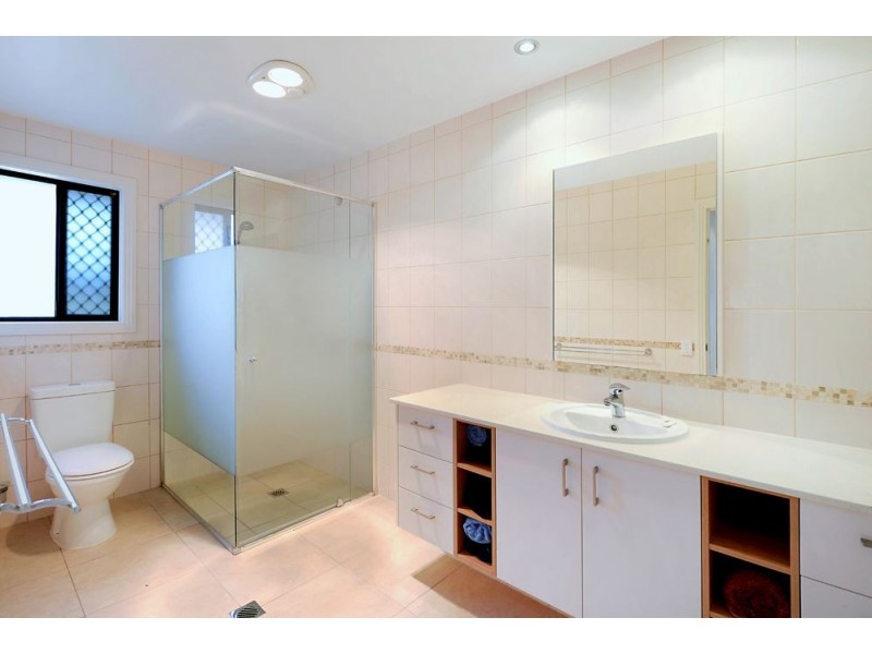 25 Drake Avenue, Paradise Point QLD 4216